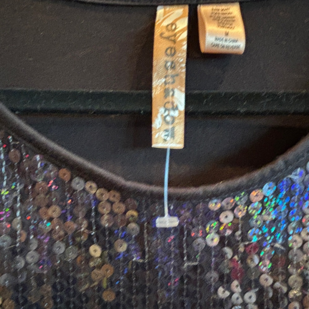 NWT- SUMMER WEIGHT SEQUIN TOP - Picture 6 of 7